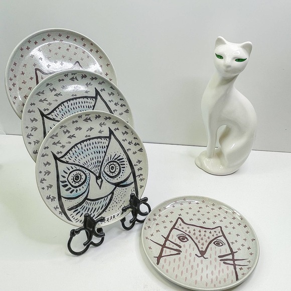 Urban Outfitters Plum & Bow Cozy Critters Cat Set of 4 Plates - Picture 1 of 6
